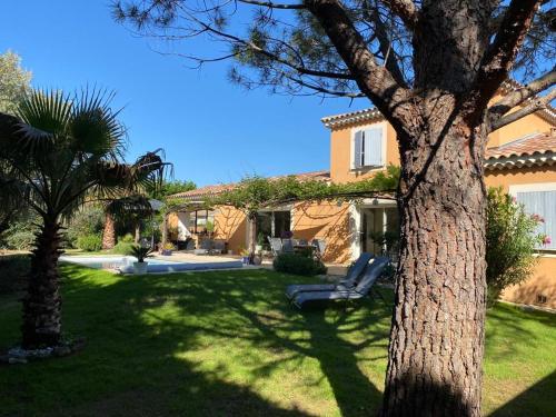 Maison provençale avec piscine et jardin privatifs