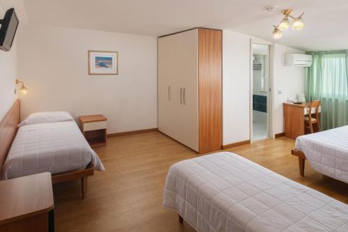 2 twin beds, 1 bunk bed