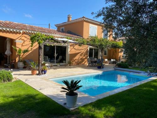 Maison provençale avec piscine et jardin privatifs