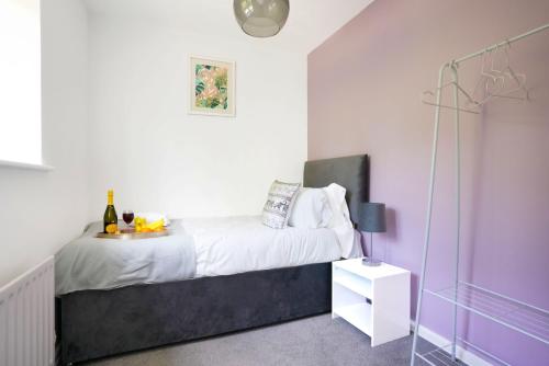 Detached House - Close to City Centre - Free Parking, Fast Wifi, Private Garden and Smart TV with Netflix by Yoko Property