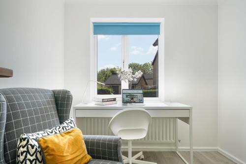 Detached House - Close to City Centre - Free Parking, Fast Wifi, Private Garden and Smart TV with Netflix by Yoko Property