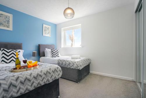 Detached House - Close to City Centre - Free Parking, Fast Wifi, Private Garden and Smart TV with Netflix by Yoko Property