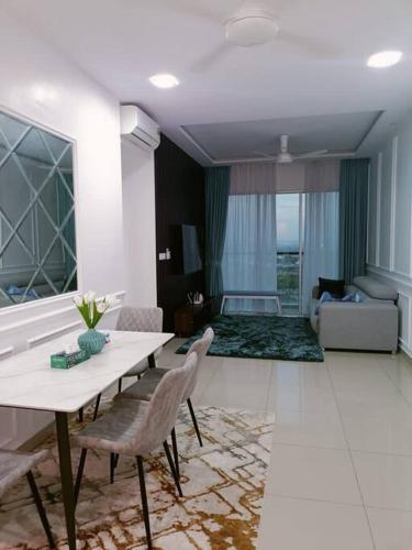 3R2B Comfy Home & Nice View Bukit Rimau, 5-6pax