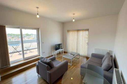 Modern 2 bed flat with balcony