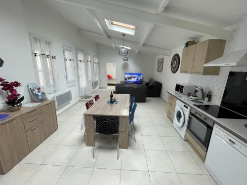 Apt 3* * * 62m² T3 Plain-Pied 6 Voyageurs avec place de parking devant porte d'entrée de l'apt.