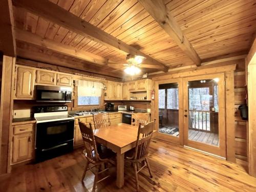 Peaceful Tellico View Home with Private Hot Tub in Tellico Plains, USA