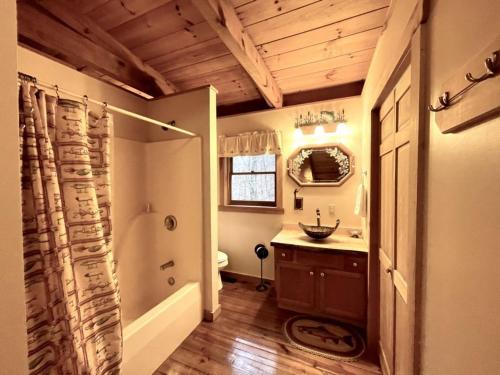 Tellico View - 2 Bedrooms 2 Baths Sleeps 6 home - image 8