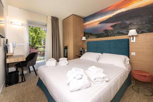Superior Queen Room with Balcony and Garden View image 6