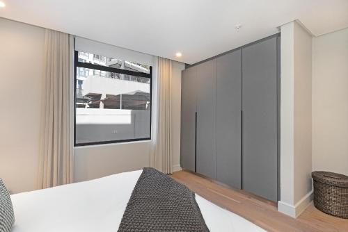 One-Bedroom Apartment image 2