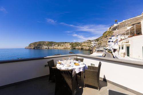 Deluxe Double Room with Sea View image 5