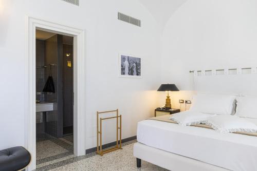 Deluxe Double Room with Sea View image 6
