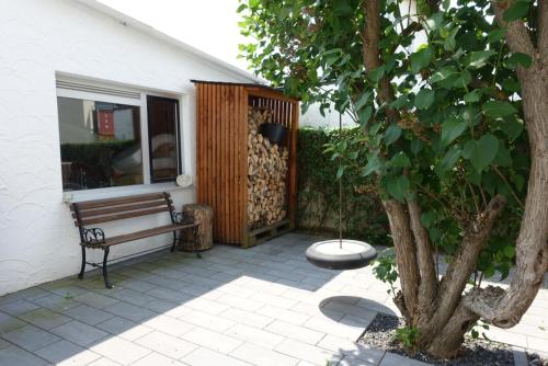 Ruhige, modern eingerichtete 2 Zimmer Wohnung im Untergeschoss eines Zweifamilienhauses in 霍爾茨格靈恩