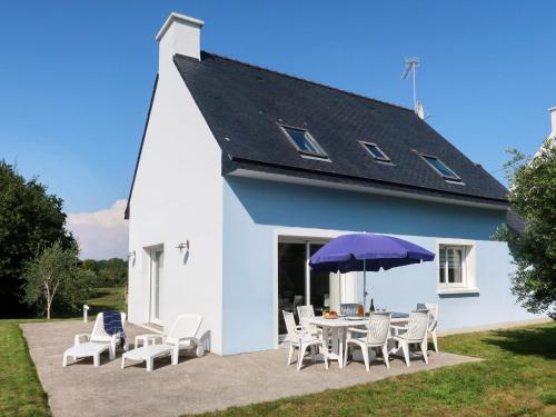 Holiday Home Ty Coat Pin by Interhome in Tregunc