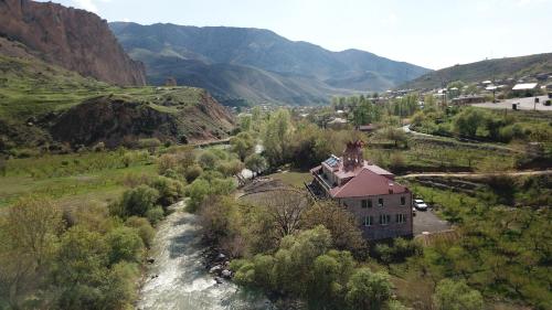 . Areni Lodge