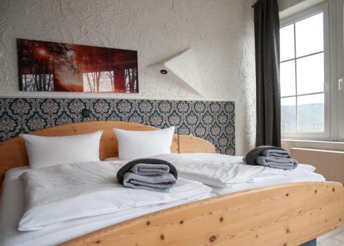 1 queen bed, 2 bunk beds