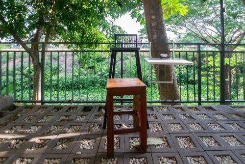 Balcony/terrace, พักแน๊ป โฮสเทล น่าน Paknap Hostel in Nan Suburbs