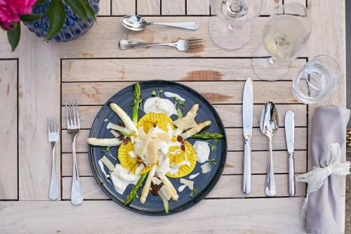 Schloss Kaarz mit Park