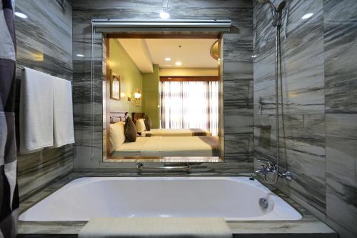 room detail thumbnail 2