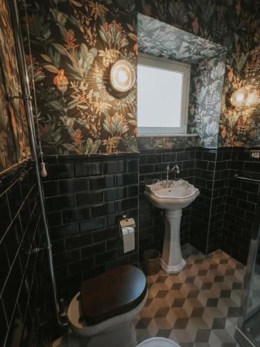Double Room with Private Bathroom image 1