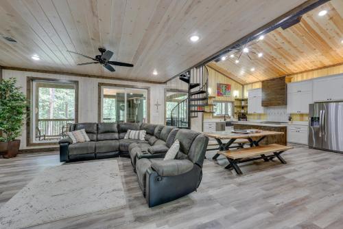 Family-Friendly Broken Bow Home with Deck and Grill!