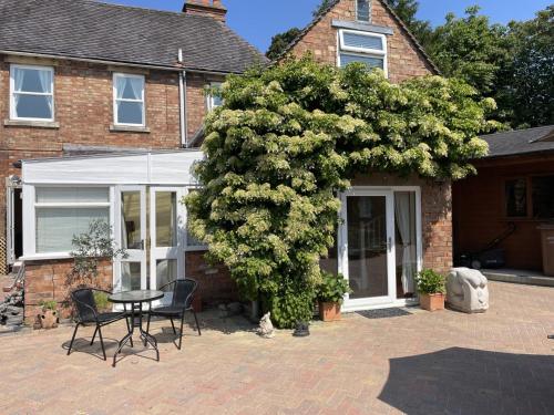 บริการและสิ่งอำนวยความสะดวก, The Corner House, 36, Broadway Road, in อีเวสชาม