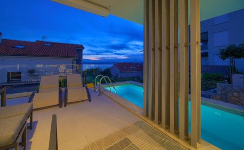 VILLA SOLIS - LACUS Apartment Cijan mit beheiztem Pool