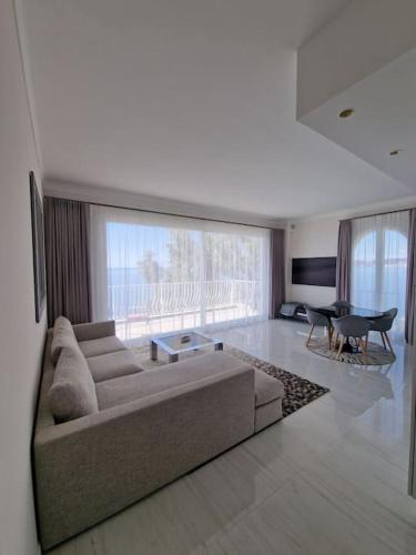 Luxury 2-Bedroom Flat at the Seafront: Unforgettable Stay Near Monaco! photo 4