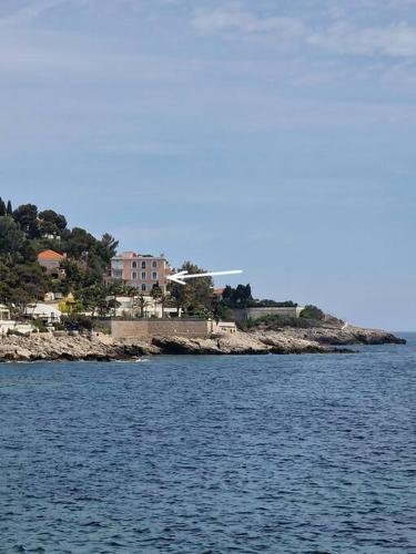 Luxury 2-Bedroom Flat at the Seafront: Unforgettable Stay Near Monaco! photo 2