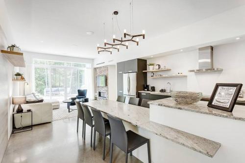 Tremblant Oasis: Luxury, Nature, Hot Tub, Views!