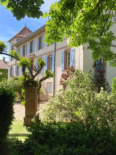 Domaine de Ménerque - petit château avec piscine