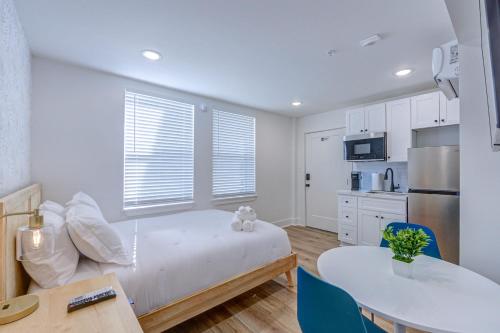 Royal Cheetah Studio Apartment in Galveston, USA