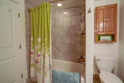 Strawberry Cabin Rental with Deck and Mountain Views!