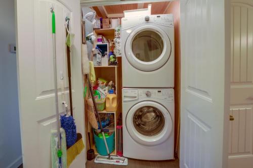 Strawberry Cabin Rental with Deck and Mountain Views!