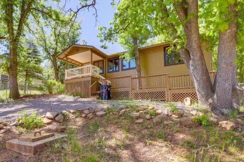 Strawberry Cabin Rental with Deck and Mountain Views!