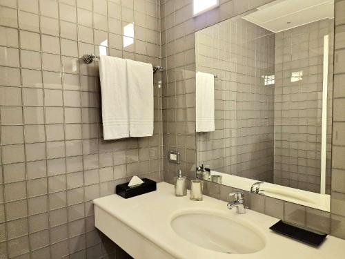 Deluxe Double Room with Sea View image 3