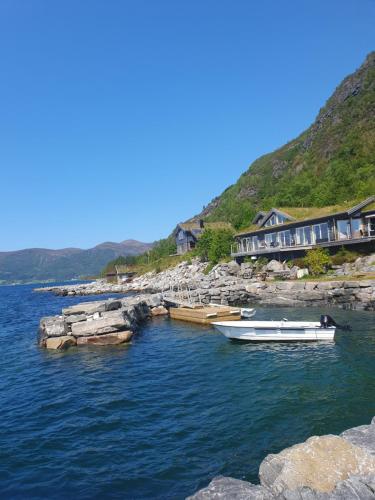 . Småstranda Fjord Lodge