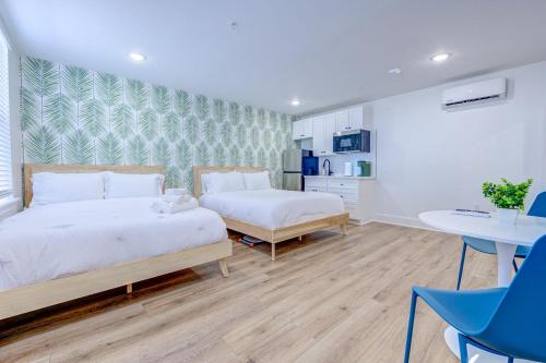 Beach House Paradise Studio Apartment 2 Beds in Galveston, USA