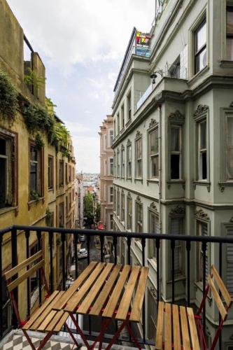 Rustic Cool Galata Tower 3bed2bath W Views! #85