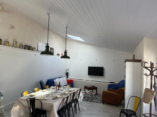 ห้องส่วนกลางสำหรับนั่งเล่น/ดูทีวี, Le Clos de Flo in แซงต์-โรกาเชียง