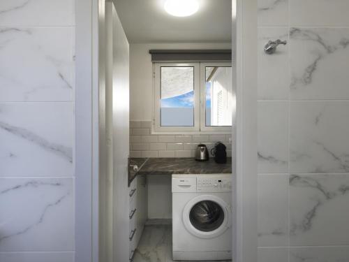 Acropolis View top floor apartment - image 4