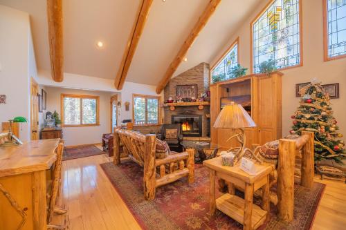 Bearfoot Bungalow - Premium and spacious home close to the National Forest and The Village! in Big Bear Lake, USA