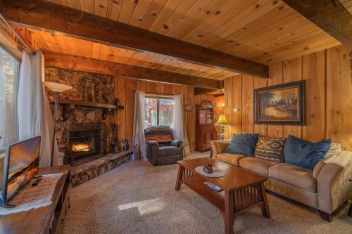 Bearfoot Cabin -Cute and cozy mountain home, conveniently close to everything! in Big Bear Lake, USA