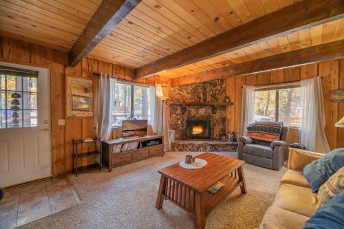 Bearfoot Cabin -Cute and cozy mountain home, conveniently close to everything! in Big Bear Lake, USA