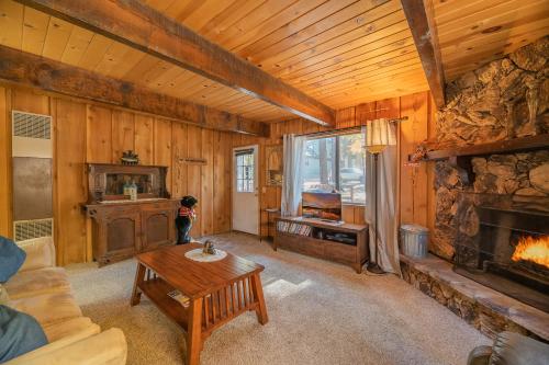 Bearfoot Cabin -Cute and cozy mountain home, conveniently close to everything! in Big Bear Lake, USA