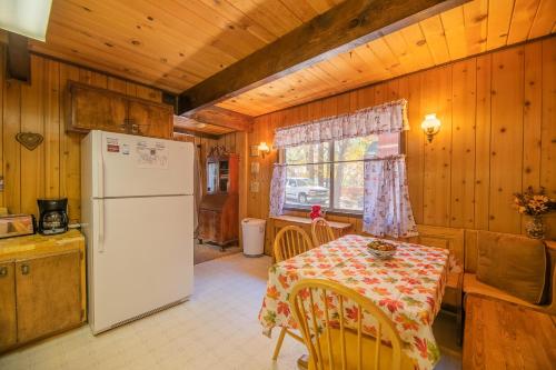 Bearfoot Cabin -Cute and cozy mountain home, conveniently close to everything! in Big Bear Lake, USA