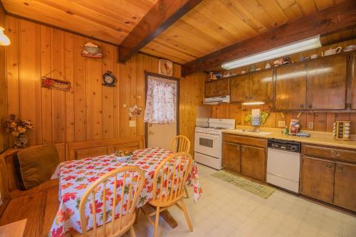 Bearfoot Cabin -Cute and cozy mountain home, conveniently close to everything! in Big Bear Lake, USA