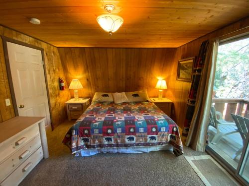 Bearfoot Cabin -Cute and cozy mountain home, conveniently close to everything! in Big Bear Lake, USA