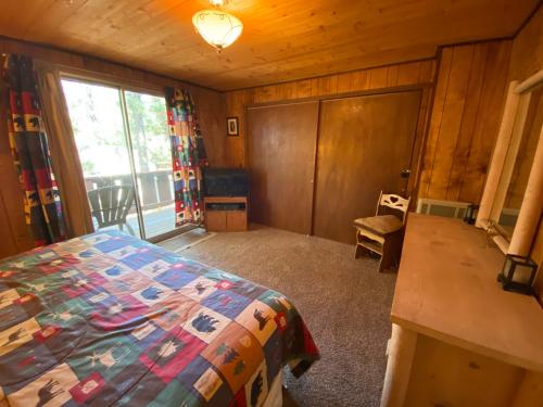 Bearfoot Cabin -Cute and cozy mountain home, conveniently close to everything! in Big Bear Lake, USA