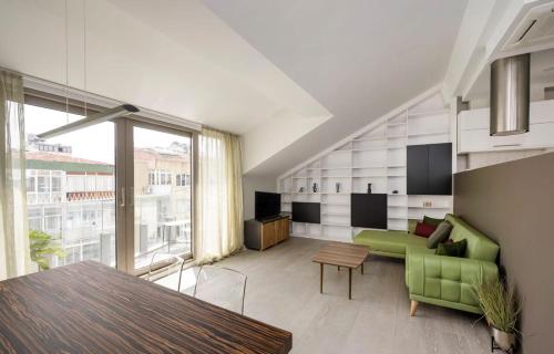 Modern Triplex Oasis 2br25bath Terraceviews #90