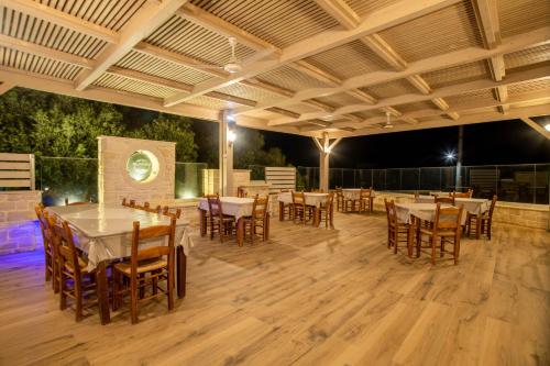 Restaurant, Polyrizos Hotel in Foinikas